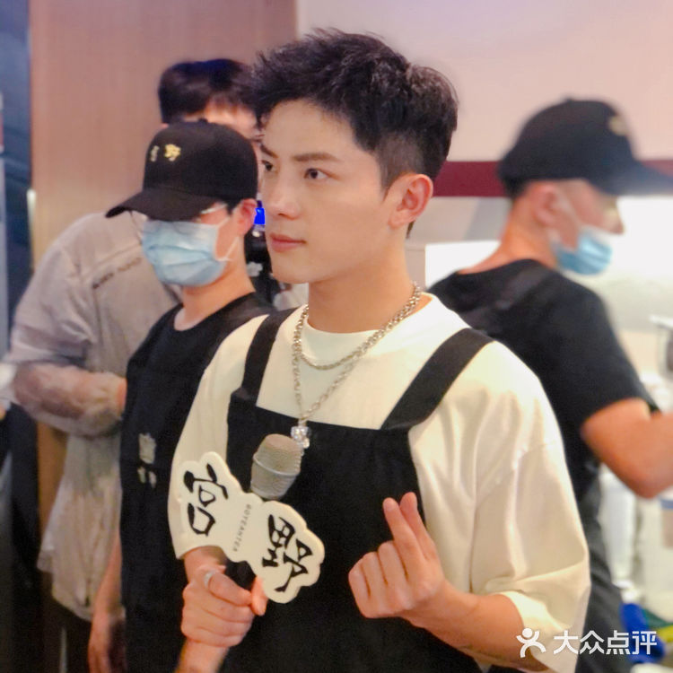 深圳探店 和吴俊余一起喝奶茶啦~