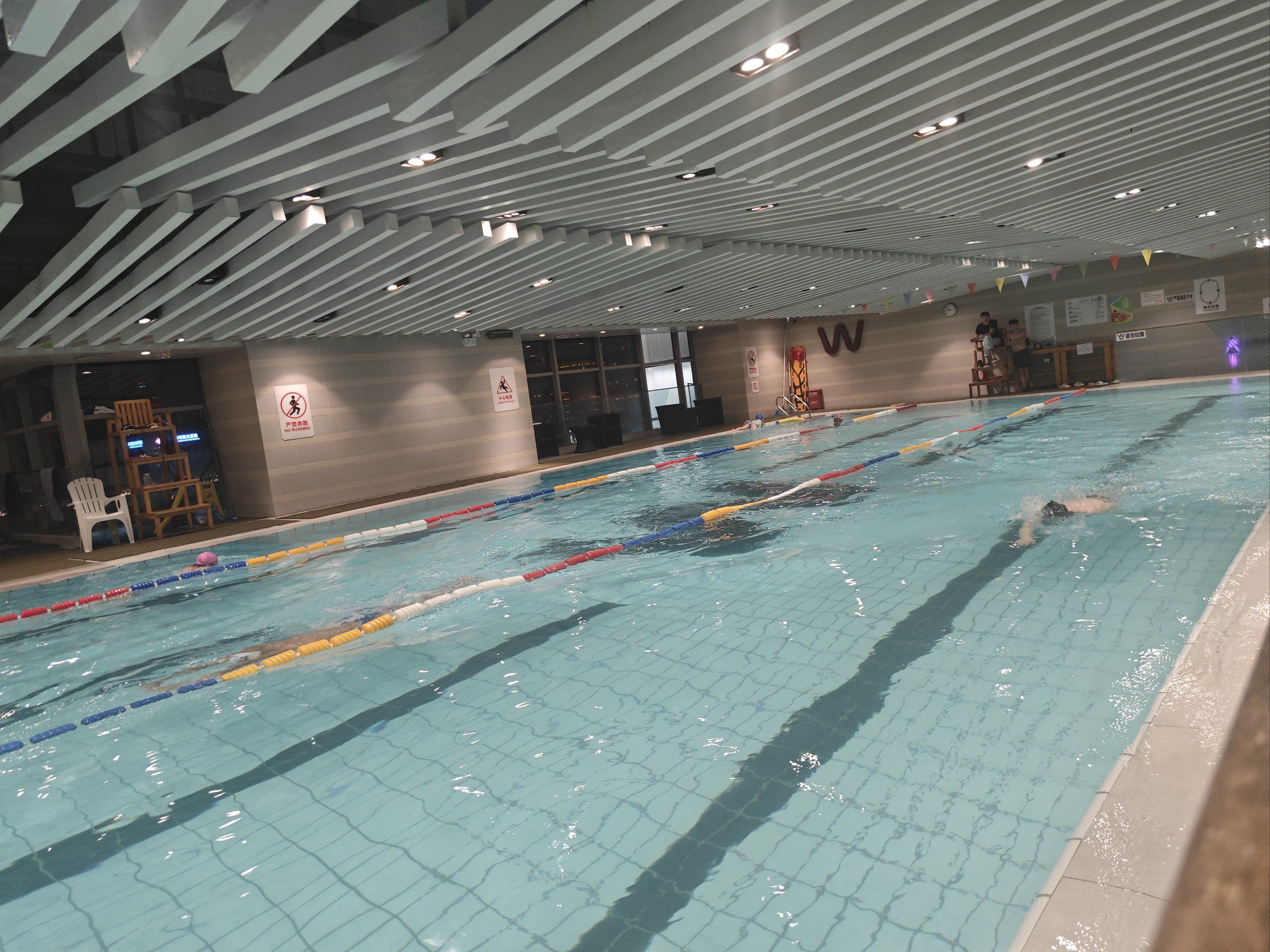 快乐游泳舒心每一天