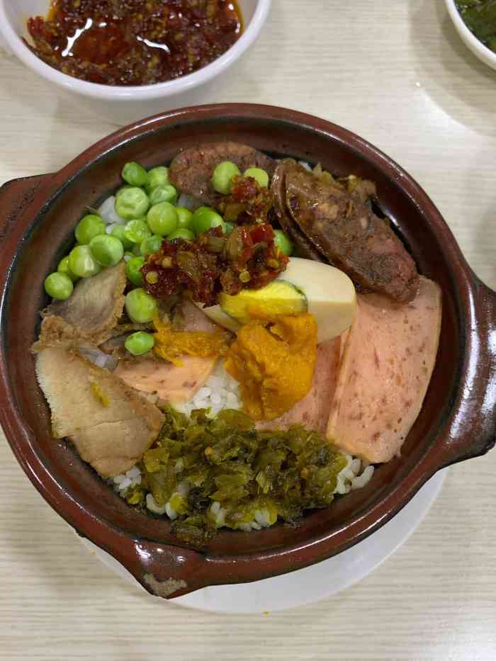 云南砂锅饭馆-"砂锅饭内有香肠,火腿肉,猪肉,蛋,小豌豆.