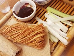 煎饼卷大葱-台儿庄一绝运河鱼馆枣庄辣子鸡(古城西门店)