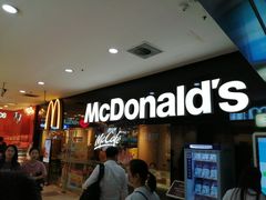 等位区-麦当劳(中山公园龙之梦店)