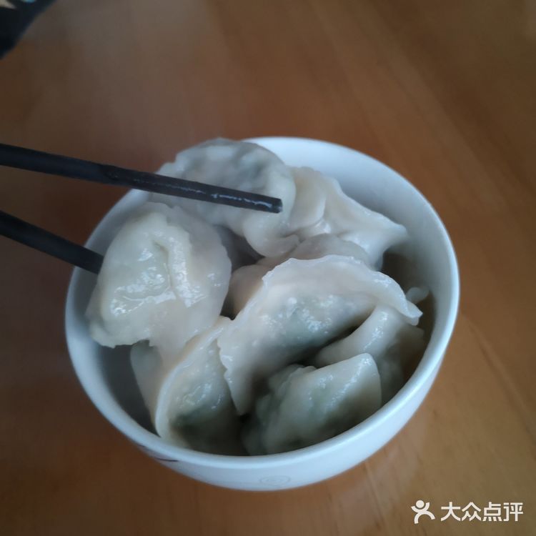豆腐脑油条是南京人最喜欢吃的早饭之一，买一根刚出炉的