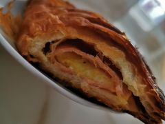 鸡蛋火腿芝士羊角-红跑车(仙鹤街店)