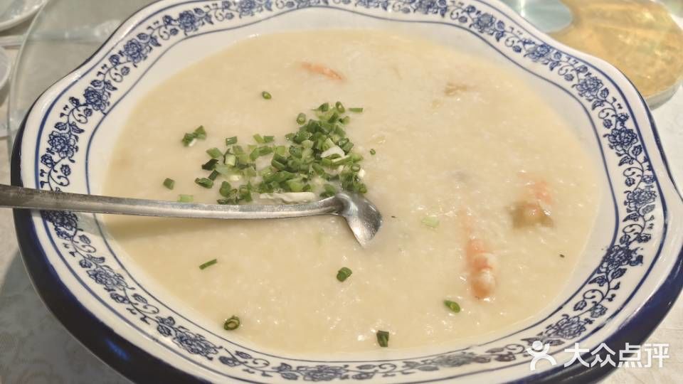 今天和朋友一起来这家餐厅吃饭，氛围特别舒服