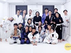 -菠萝格斗巴西柔术训练馆