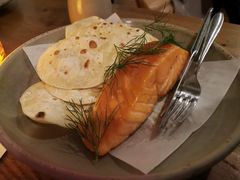 烟熏三文鱼配烤饺子皮和芥末籽酱-BOR Eatery(安福路店)