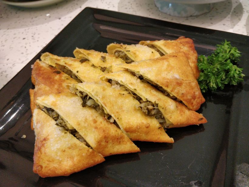 「特色炸蛋皮卷」像是胶东大包的馅儿,用厚蛋皮儿裹起来的,外脆里软.