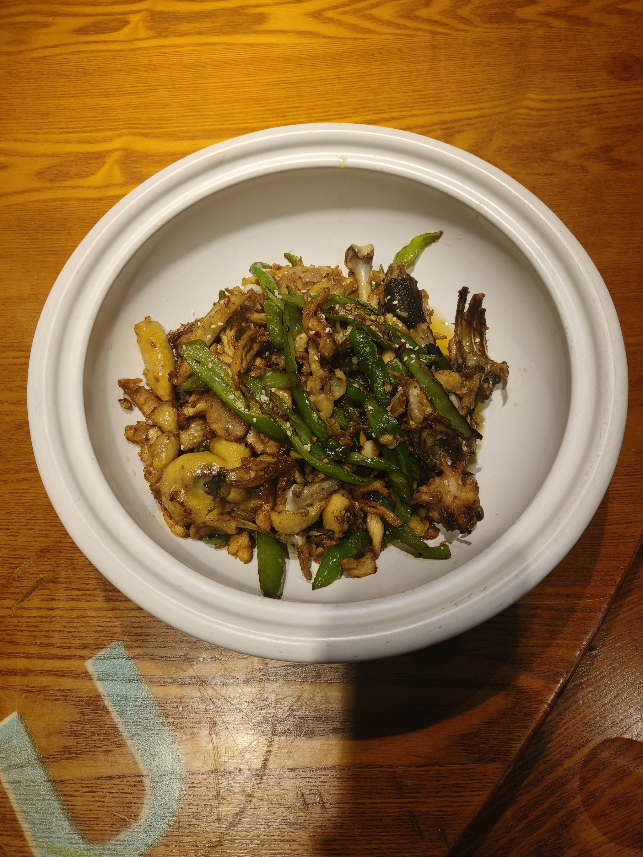 手撕鸡鲜得很,辣得也恰到好处.烤鸭蘸酱,皮脆肉嫩,一口下去超满足