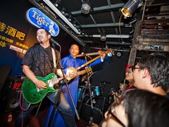 岩石乐队，代表作：《做个有钱人》-后巷酒吧Back Alley(未来广场店)