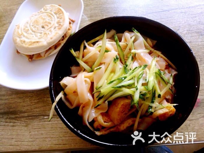 好吃 跟着大众点评来的 肉夹馍和凉皮都不