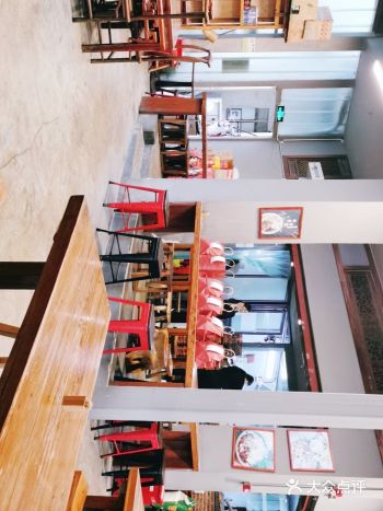 华侨城里的米线店，藏式风格的挂饰，里面有米线饵丝