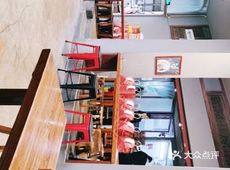 华侨城里的米线店，藏式风格的挂饰，里面有米线饵丝