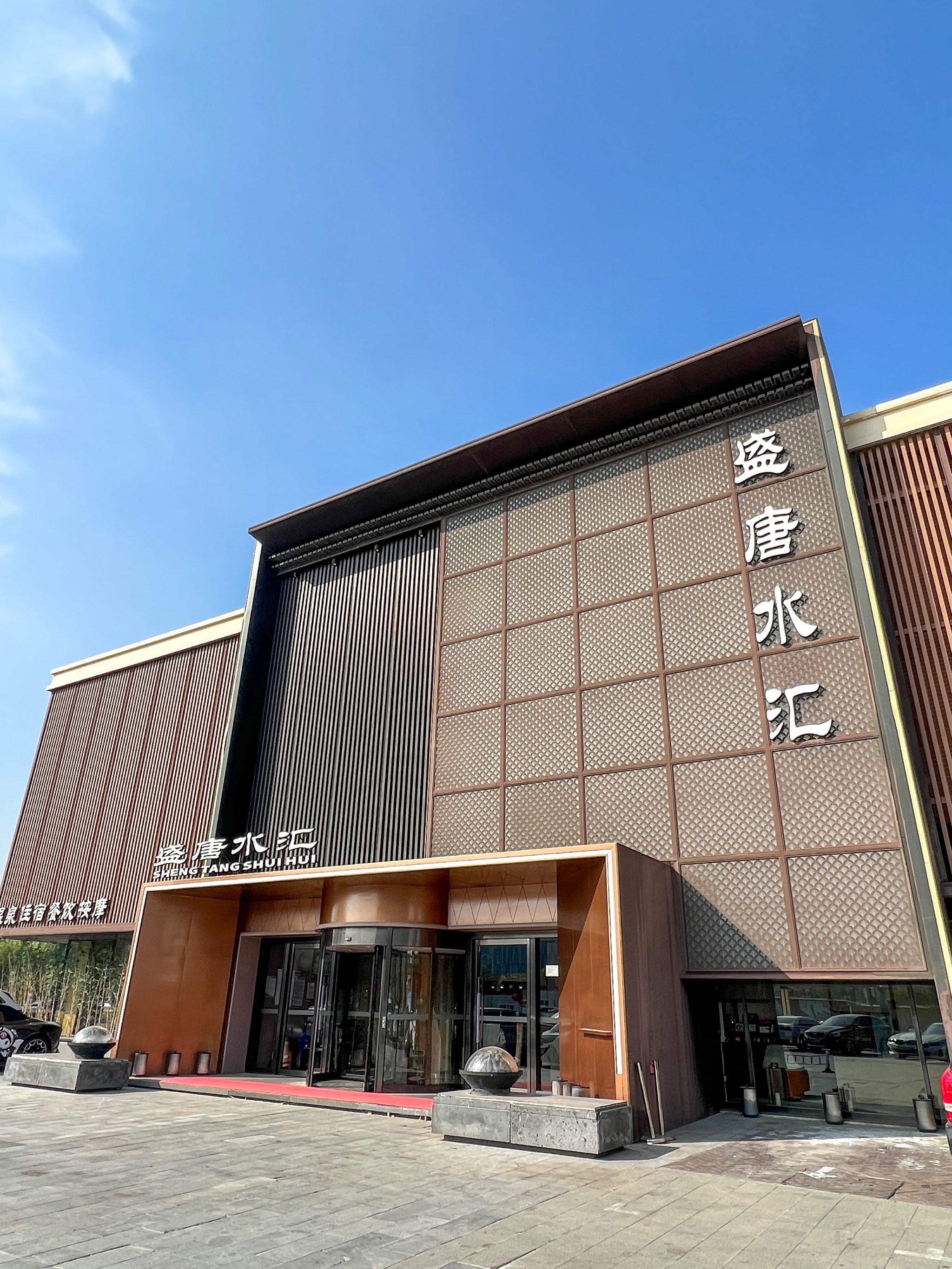 这里的室外温泉太美了