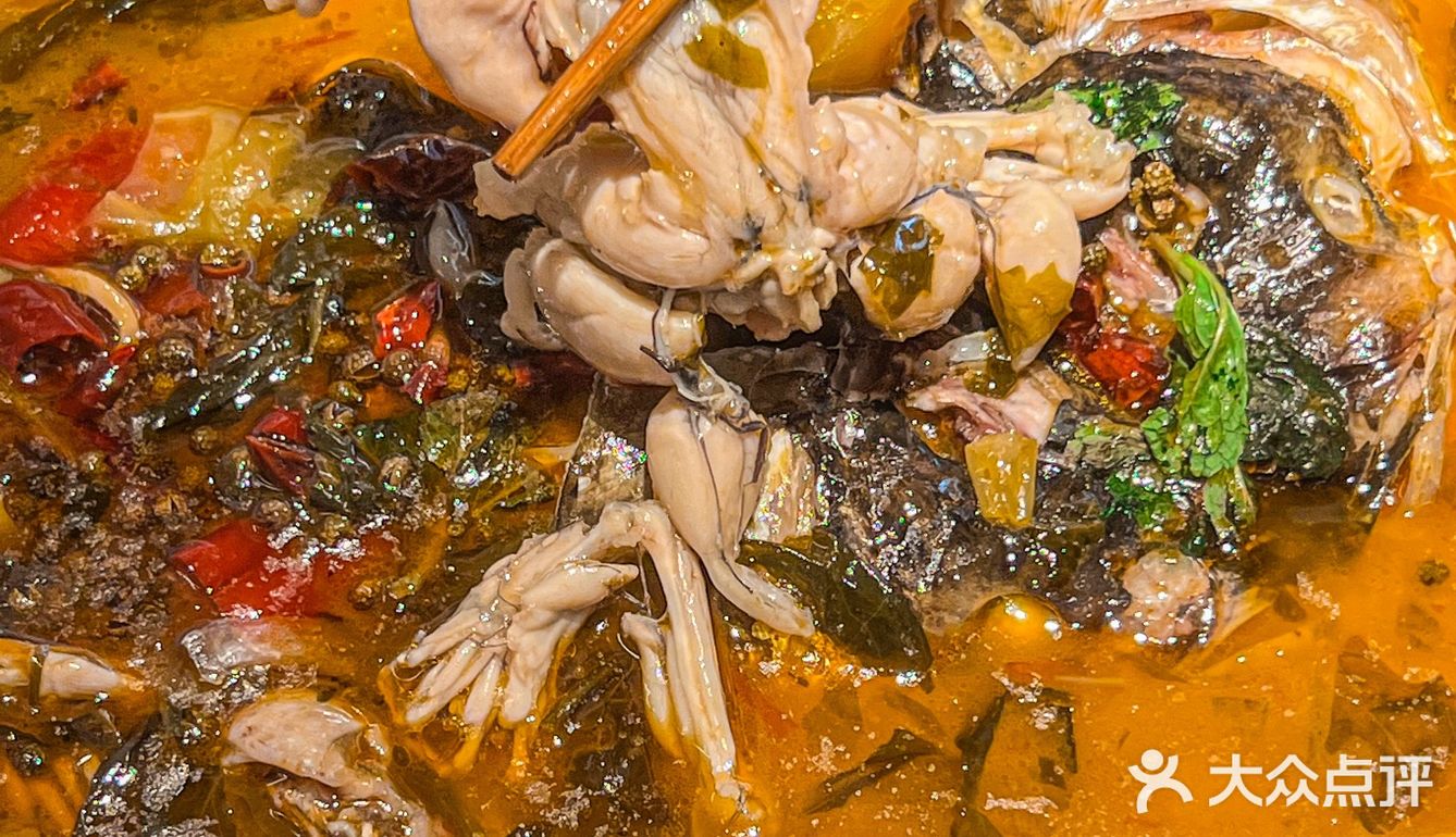 好家伙！头一次吃泡椒酸菜味蛙锅就沦陷了啦  