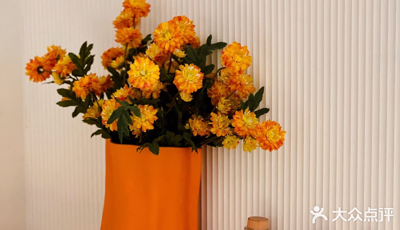 ‼️门前坐满了人晒太阳喝咖啡丨街边的咖啡店