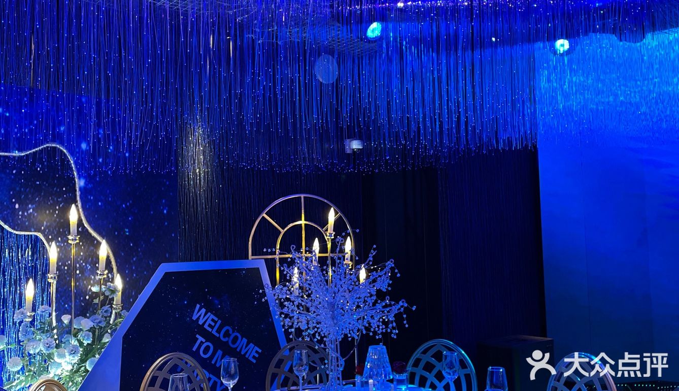二十几年的好友今天有幸相聚到超级梦幻奢华的华煜云婷宴