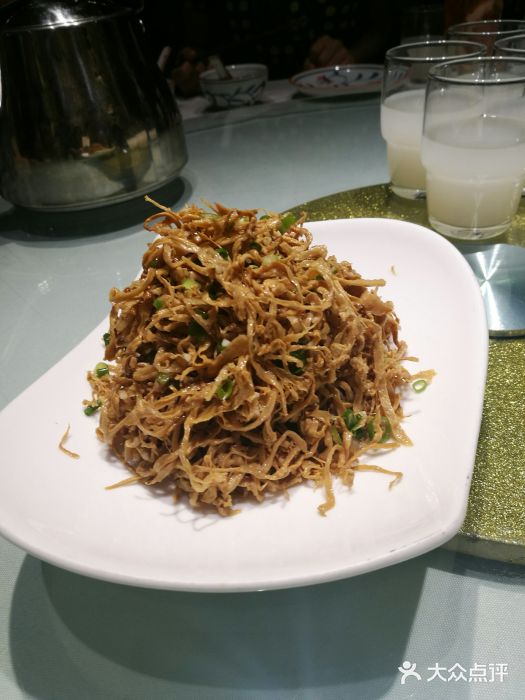 傣家楼包烧干黄笋图片