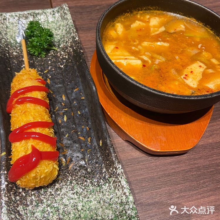 这家店专门吃韩料的，我们点了一份双人餐。小菜上的挺多的