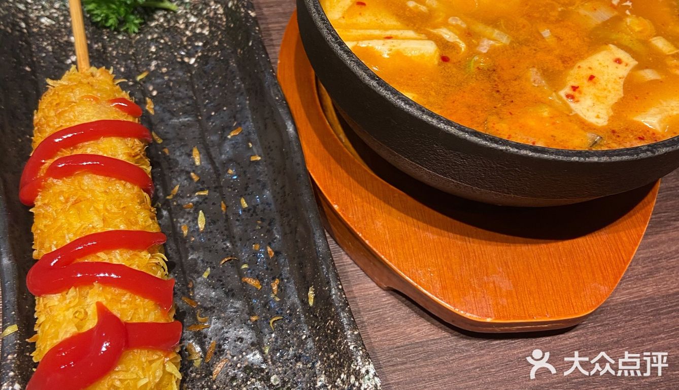 这家店专门吃韩料的，我们点了一份双人餐。小菜上的挺多的