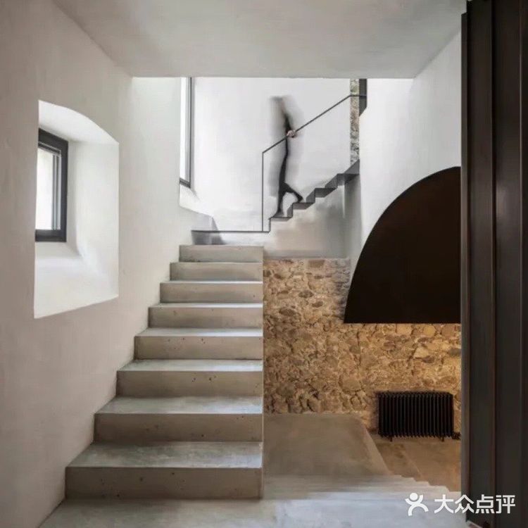 有年代感的下沉式石屋翻新极简设计