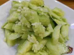 素拍黄瓜-阿里巴巴海鲜烧烤家常菜(黄岛店)