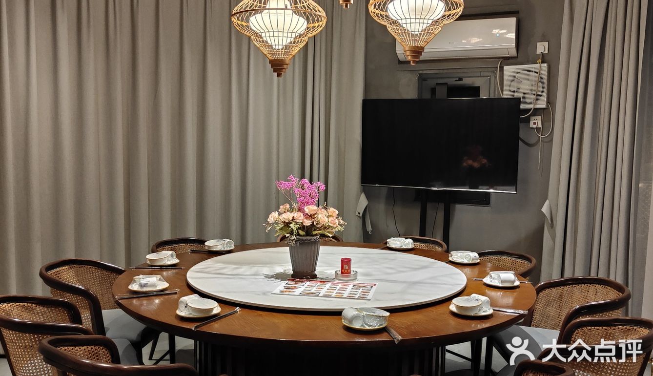 门头不起眼的湖北菜馆 是学生的校外食堂  