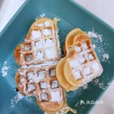 将以上材料充分融合过筛。倒入华夫饼模具