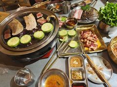 -围炉肉舍•炭烤活鳗•丹东海鲜烤肉(步行街店)