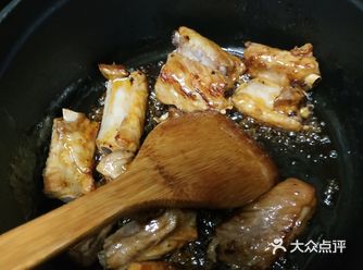 红烧排骨 1排骨先焯水 2 炒糖色铁锅放一点儿水跟冰