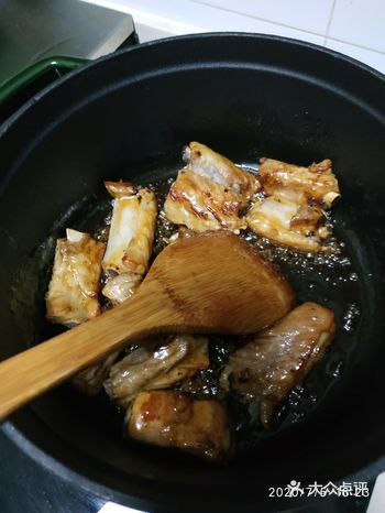 红烧排骨 1排骨先焯水 2 炒糖色铁锅放一点儿水跟冰