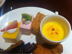 焦糖炖蛋、拿破仑、草莓慕斯、芒果慕斯-粤海酒店-旋转餐厅