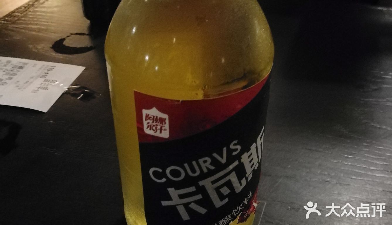店家在湖滨银泰D区4楼， 生意很红火，周末傍晚四点多