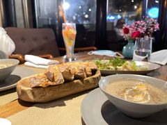 餐前面包-Carbon莫卡哆·意大利复古集市餐厅(杭州大厦店)