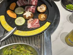 -山野的朋友露营炭火烤肉