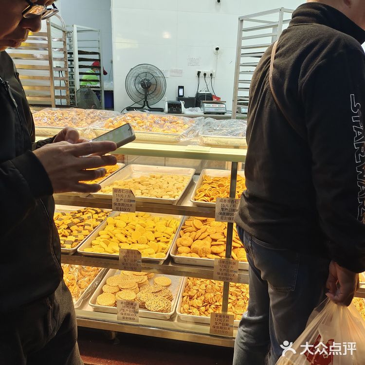 海珠堑口春节前夜晚奇观!排队6小时只为花生酥