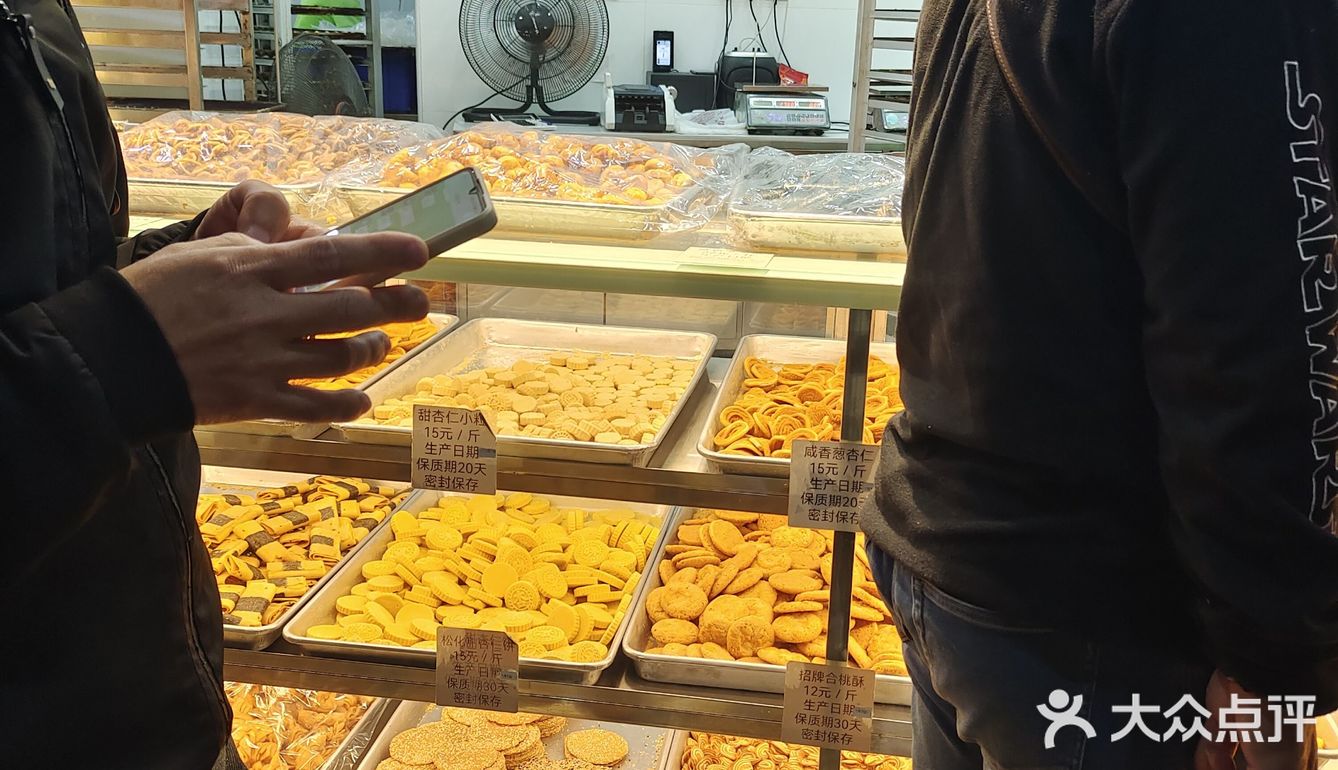 海珠堑口春节前夜晚奇观！排队6小时只为花生酥