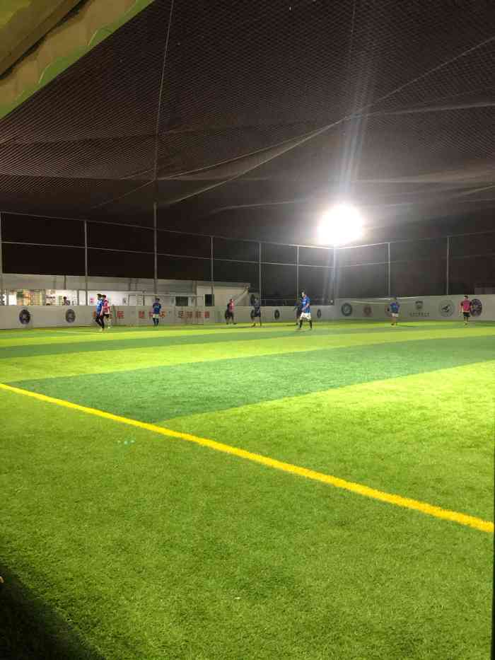 到天台足球场-"600块一个小时,其实在足球场来说不是很.