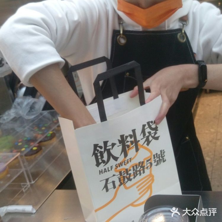 进去围观下其他人买什么，择优后终于选择了一个面包圈
