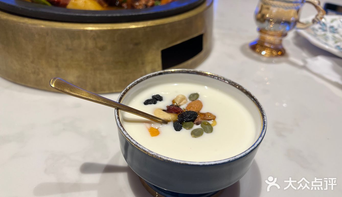 招牌新疆大盘鸡大盘鸡很大份，两个人吃都吃不完