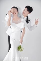 -现代经典婚纱摄影