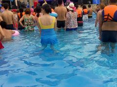 在看表演节目-苏州乐园森林水世界