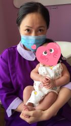 点击看大图 护士阿姨抱宝宝-爱悦月子中心·时光(武侯店)