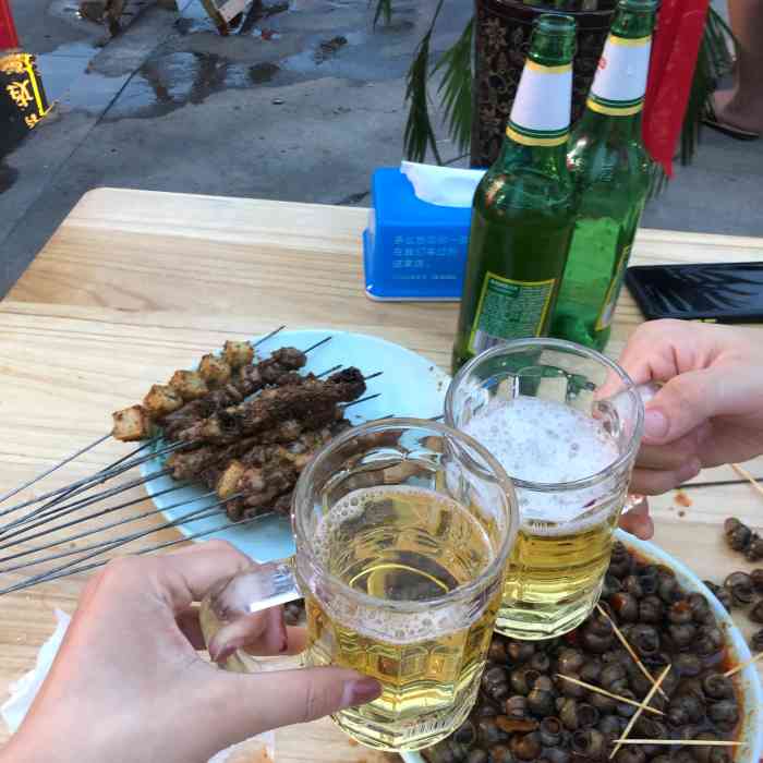 夜晚和朋友聚在一起去他们家吃烧烤,喝点啤酒,是一件非常幸敢荒幸慌