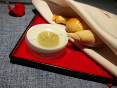 人餐前面包-弦月窗LUNETTE BY AMANDA(复兴路店)