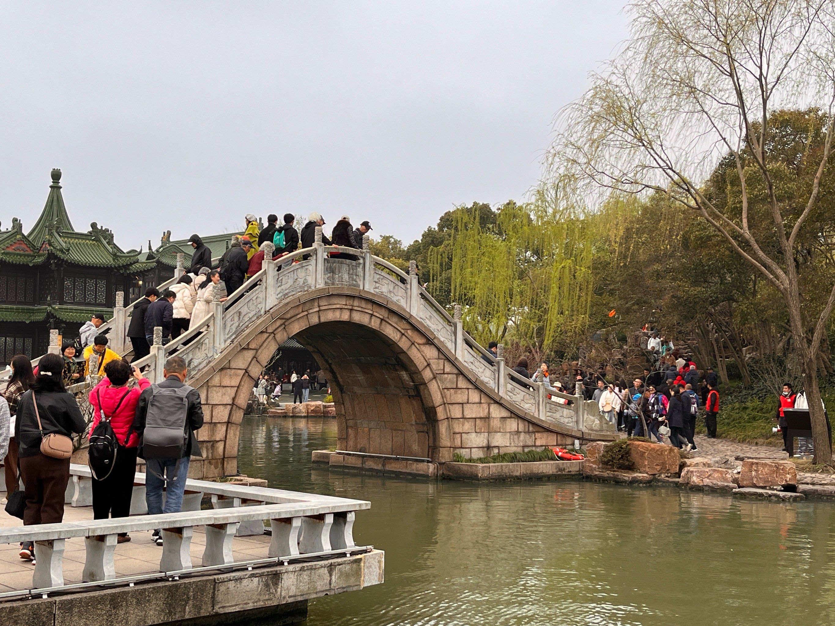 阳春三月的扬州瘦西湖,二十四桥上满是人