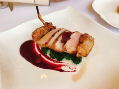 烤伊比利亚带骨猪排配炒芥末生菜佐樱桃芥末酱-Jean Georges