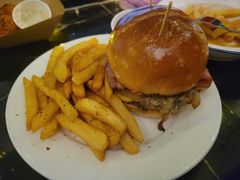 培根奶酪汉堡-瑞食酒馆 La Taverne Suisse
