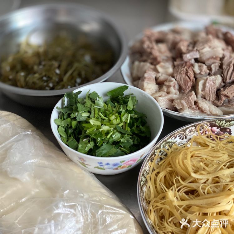 首先早起菜市场买一块肥瘦相间的羊排