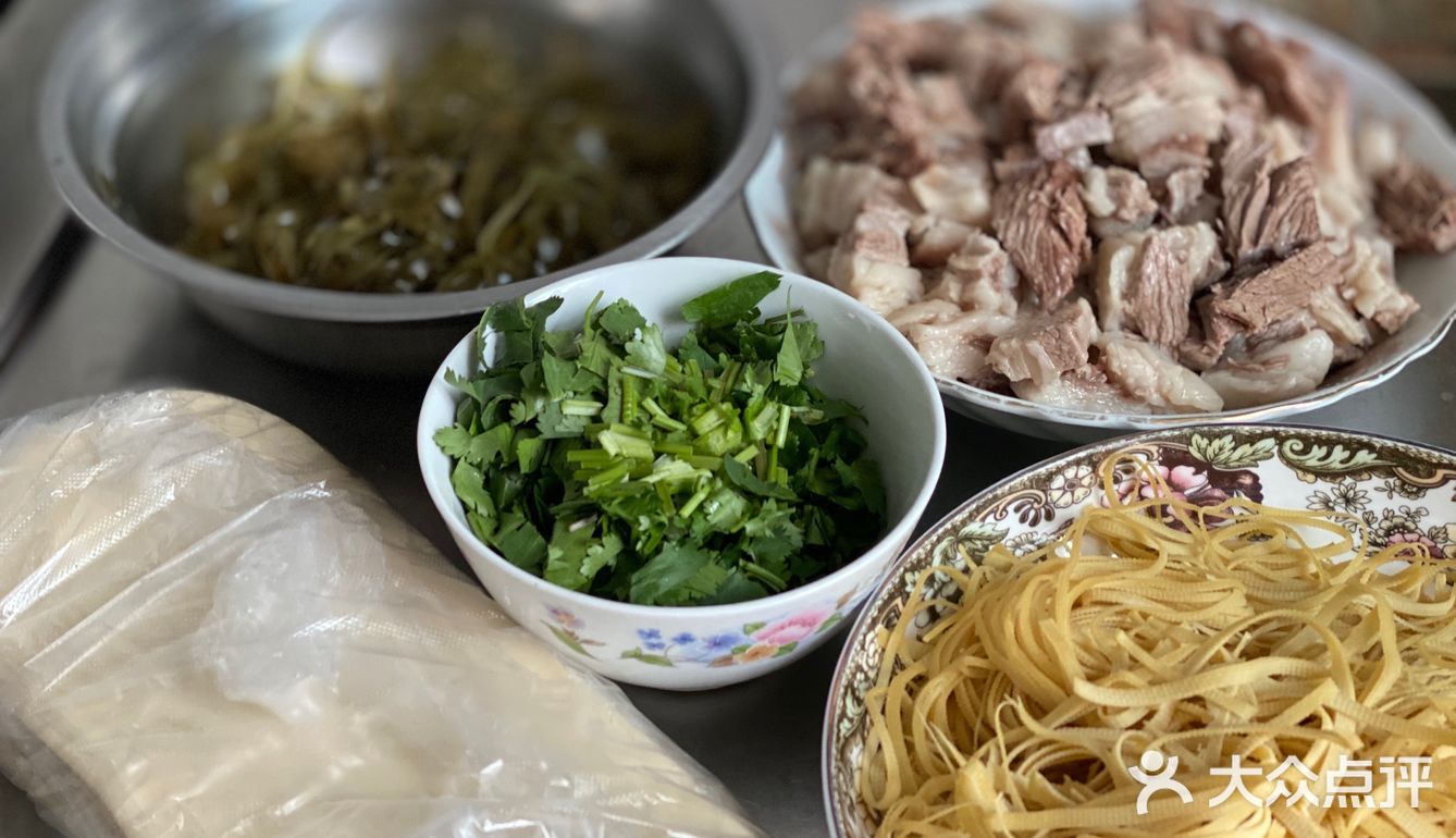 首先早起菜市场买一块肥瘦相间的羊排