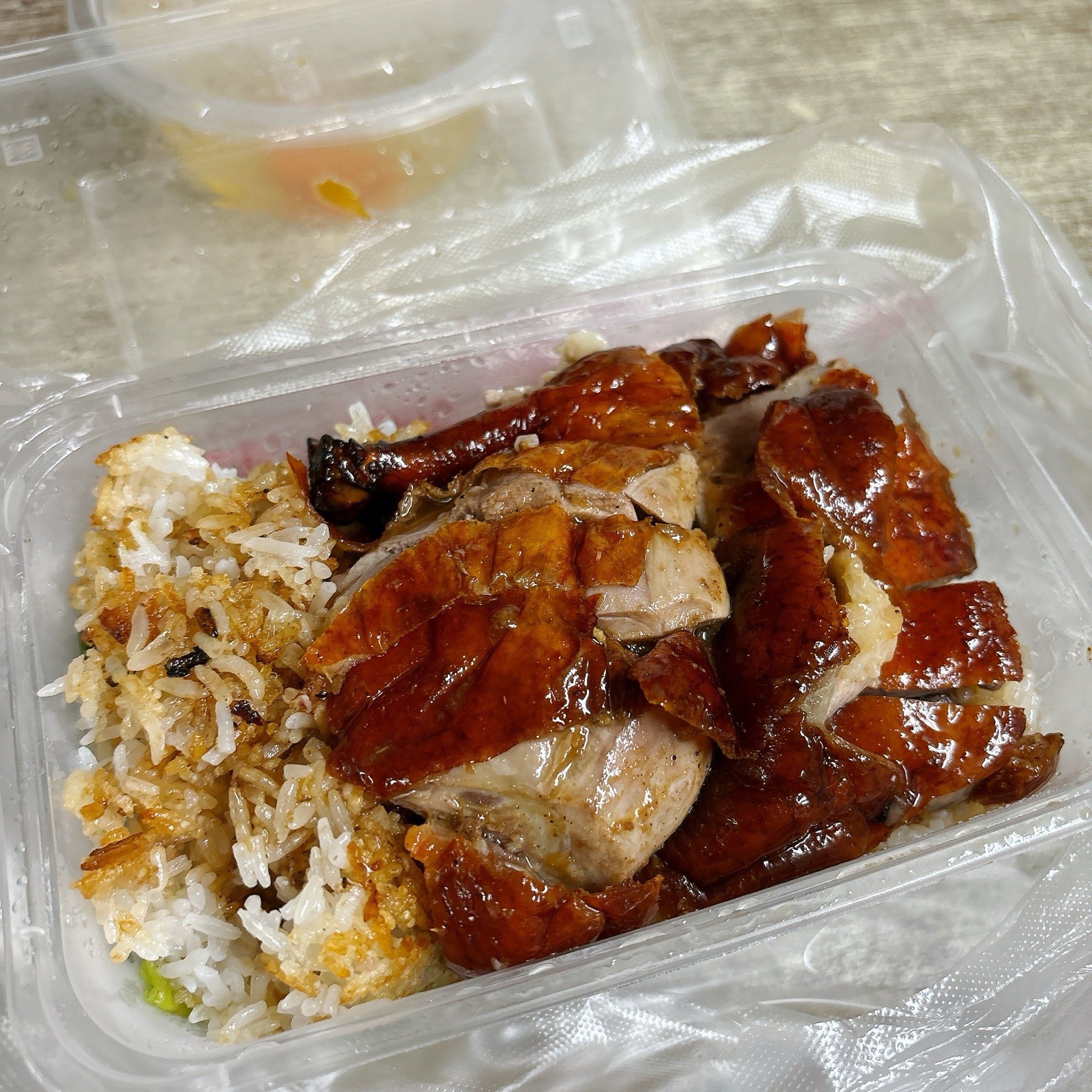 来江汉路吃了螺蛳粉打包烧鹅饭
